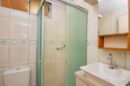 Banheiro de apartamento à venda com 2 quartos, 47m² em Passo D’areia, Porto Alegre