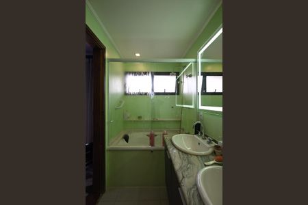 Apartamento à venda com 271m², 5 quartos e 4 vagasBanheiro Suíte 2