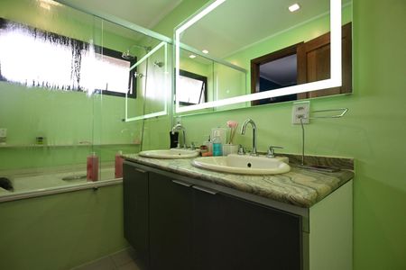 Apartamento à venda com 271m², 5 quartos e 4 vagasBanheiro Suíte 2