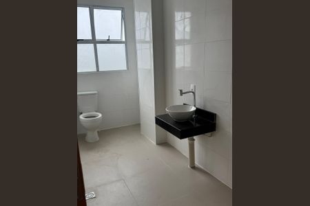 Banheiro de apartamento para alugar com 1 quarto, 42m² em Costa E Silva, Porto Alegre