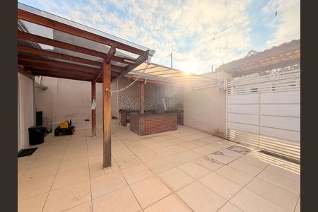 Casa à venda com 169m², 3 quartos e 6 vagasQuintal com Churrasqueira