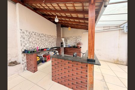 Casa à venda com 169m², 3 quartos e 6 vagasQuintal com Churrasqueira