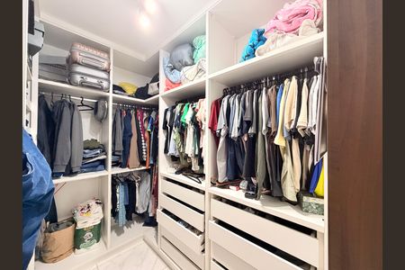 Casa à venda com 169m², 3 quartos e 6 vagasSuíte - Closet