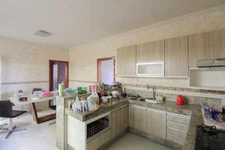Casa para alugar com 477m², 3 quartos e 8 vagas Casa para alugar com 477m², 3 quartos e 8 vagasCozinha e Copa
