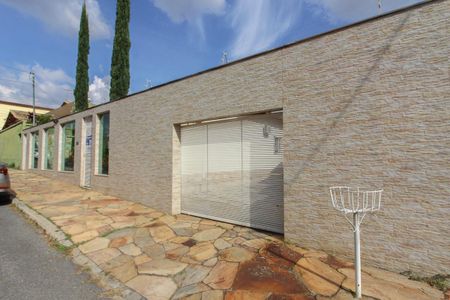 Casa para alugar com 477m², 3 quartos e 8 vagas Casa para alugar com 477m², 3 quartos e 8 vagasFachada