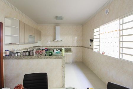 Casa para alugar com 477m², 3 quartos e 8 vagas Casa para alugar com 477m², 3 quartos e 8 vagasCozinha e Copa
