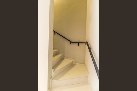 Casa de condomínio à venda com 153m², 3 quartos e 3 vagas Casa de condomínio à venda com 153m², 3 quartos e 3 vagasEscada