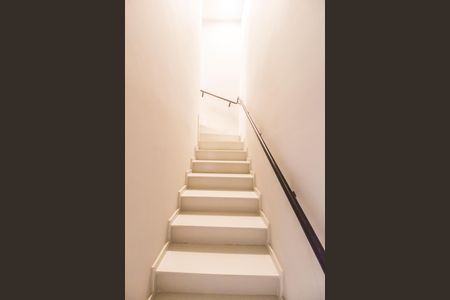 Casa de condomínio à venda com 153m², 3 quartos e 3 vagas Casa de condomínio à venda com 153m², 3 quartos e 3 vagasEscada