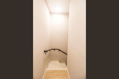 Casa de condomínio à venda com 153m², 3 quartos e 3 vagas Casa de condomínio à venda com 153m², 3 quartos e 3 vagasEscada