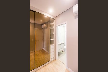 Casa de condomínio à venda com 153m², 3 quartos e 3 vagas Casa de condomínio à venda com 153m², 3 quartos e 3 vagasCloset da suíte