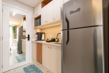 Cozinha - Armários de kitnet/studio para alugar com 1 quarto, 20m² em Centro, Curitiba