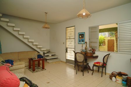 Casa para alugar com 480m², 4 quartos e 3 vagas Casa para alugar com 480m², 4 quartos e 3 vagasSala