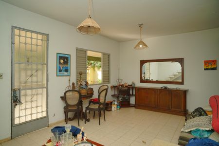Casa para alugar com 480m², 4 quartos e 3 vagas Casa para alugar com 480m², 4 quartos e 3 vagasSala