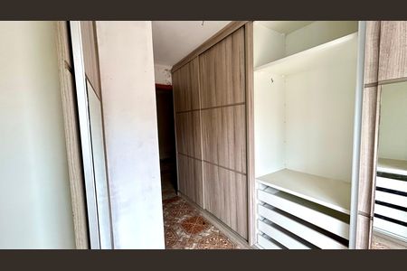 Casa para alugar com 250m², 4 quartos e 2 vagas Casa para alugar com 250m², 4 quartos e 2 vagasCloset da suíte