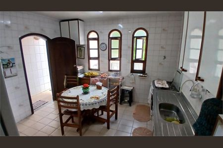 Casa à venda com 225m², 3 quartos e 6 vagas