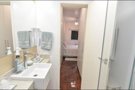 Apartamento à venda com 140m², 4 quartos e 2 vagas Apartamento à venda com 140m², 4 quartos e 2 vagasBanheiro da Suíte