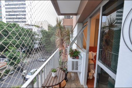 Apartamento à venda com 140m², 4 quartos e 2 vagas Apartamento à venda com 140m², 4 quartos e 2 vagasSala
