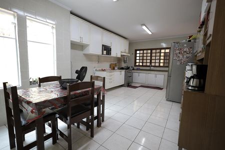 Casa à venda com 220m², 3 quartos e 2 vagas Casa à venda com 220m², 3 quartos e 2 vagasCozinha