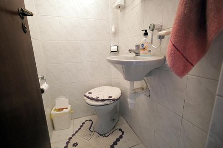 Casa à venda com 220m², 3 quartos e 2 vagas Casa à venda com 220m², 3 quartos e 2 vagasBanheiro 1