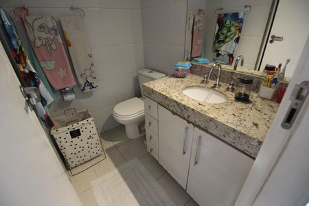 Casa de condomínio à venda com 160m², 4 quartos e 2 vagasBanheiro Social