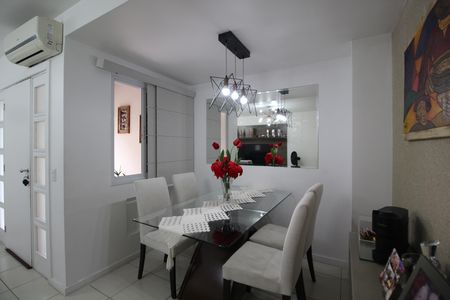 Casa de condomínio à venda com 160m², 4 quartos e 2 vagasSala 1