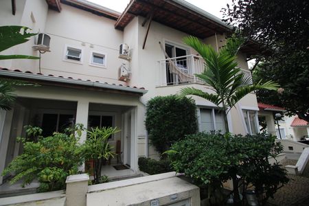 Casa de condomínio à venda com 160m², 4 quartos e 2 vagasFrente