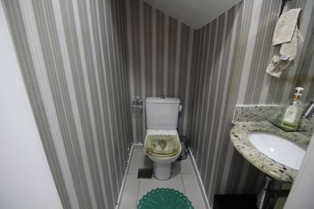 Casa de condomínio à venda com 160m², 4 quartos e 2 vagasLavabo