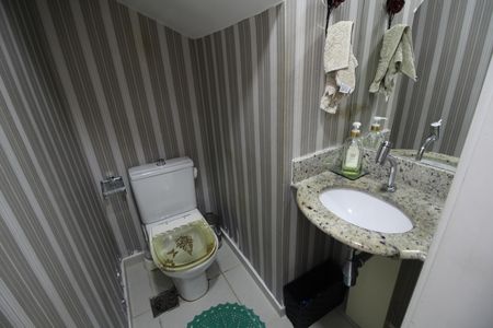 Casa de condomínio à venda com 160m², 4 quartos e 2 vagasLavabo
