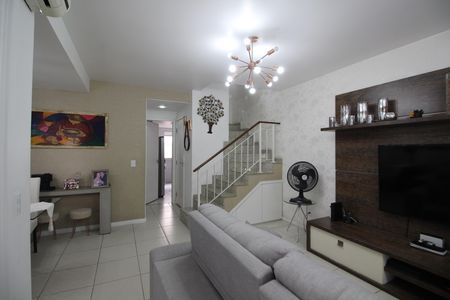 Casa de condomínio à venda com 160m², 4 quartos e 2 vagasSala 1