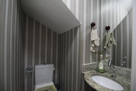 Casa de condomínio à venda com 160m², 4 quartos e 2 vagasLavabo