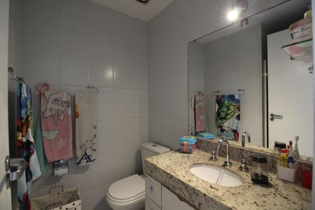 Casa de condomínio à venda com 160m², 4 quartos e 2 vagasBanheiro Social