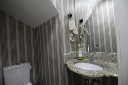 Casa de condomínio à venda com 160m², 4 quartos e 2 vagasLavabo