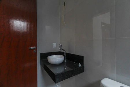 Casa à venda com 110m², 3 quartos e 2 vagas Casa à venda com 110m², 3 quartos e 2 vagasBanheiro social