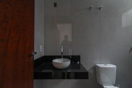 Casa à venda com 110m², 3 quartos e 2 vagas Casa à venda com 110m², 3 quartos e 2 vagasBanheiro social