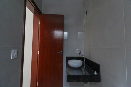 Casa à venda com 110m², 3 quartos e 2 vagas Casa à venda com 110m², 3 quartos e 2 vagasBanheiro social