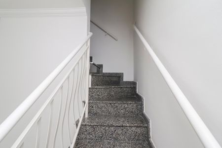 Casa de condomínio à venda com 117m², 3 quartos e 2 vagas Casa de condomínio à venda com 117m², 3 quartos e 2 vagasEscada