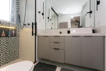 Apartamento para alugar com 76m², 2 quartos e 1 vaga Apartamento para alugar com 76m², 2 quartos e 1 vagaBanheiro da Suíte 1