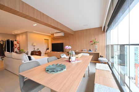Apartamento à venda com 90m², 2 quartos e 1 vaga Apartamento à venda com 90m², 2 quartos e 1 vagaVaranda