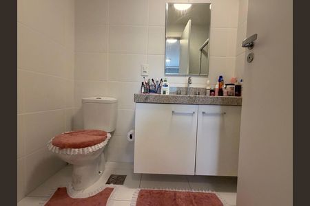 Apartamento à venda com 77m², 2 quartos e 1 vaga Apartamento à venda com 77m², 2 quartos e 1 vagaBanheiro da suíte 1
