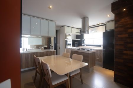 Apartamento para alugar com 154m², 3 quartos e 2 vagas Apartamento para alugar com 154m², 3 quartos e 2 vagasCozinha