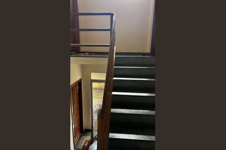 Apartamento à venda com 150m², 3 quartos e 1 vaga Apartamento à venda com 150m², 3 quartos e 1 vagaEscada