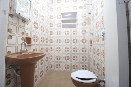 Banheiro de casa para alugar com 2 quartos, 48m² em Vila Marari, São Paulo
