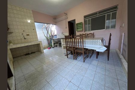 Casa para alugar com 220m², 4 quartos e 2 vagas