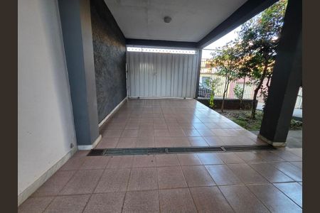 Casa para alugar com 220m², 4 quartos e 2 vagas