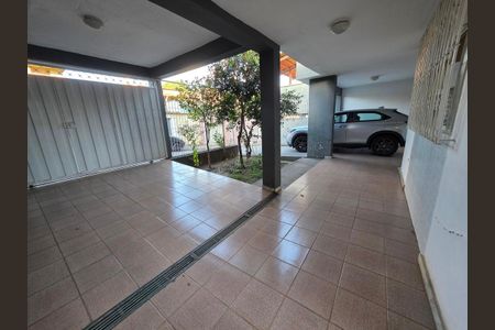 Casa para alugar com 220m², 4 quartos e 2 vagas