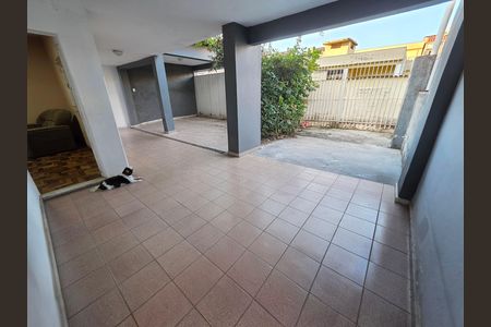 Casa para alugar com 220m², 4 quartos e 2 vagas