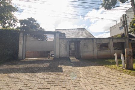 Casa à venda com 560m², 3 quartos e 2 vagas Casa à venda com 560m², 3 quartos e 2 vagasFachada