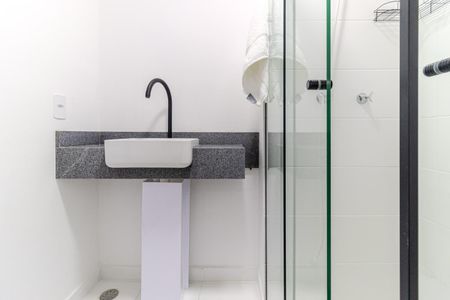 Banheiro de kitnet/studio para alugar com 1 quarto, 24m² em Vila Buarque, São Paulo