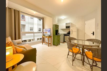 Sala de TV de apartamento para alugar com 1 quarto, 54m² em Cachoeira do Bom Jesus, Florianópolis