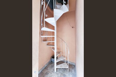 Apartamento à venda com 128m², 2 quartos e 1 vaga Apartamento à venda com 128m², 2 quartos e 1 vagaEscada